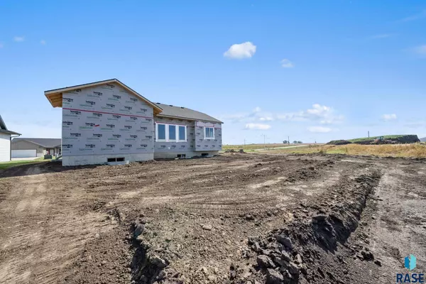 909 Sundance St, Valley Springs, SD 57068