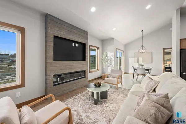 2305 S Red Oak Ave, Sioux Falls, SD 57110