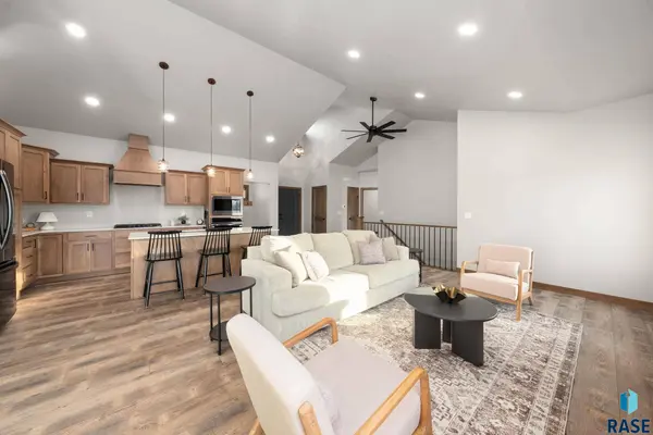 2305 S Red Oak Ave, Sioux Falls, SD 57110