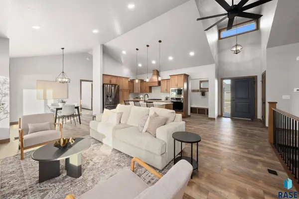 2305 S Red Oak Ave, Sioux Falls, SD 57110