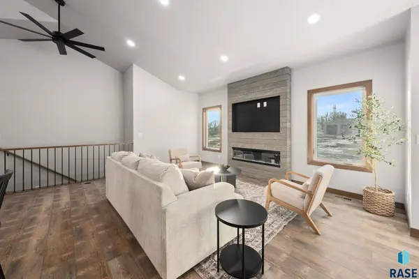 2305 S Red Oak Ave, Sioux Falls, SD 57110