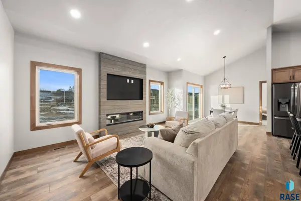 2305 S Red Oak Ave, Sioux Falls, SD 57110