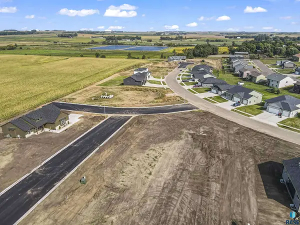 1008 Sundance St, Valley Springs, SD 57068