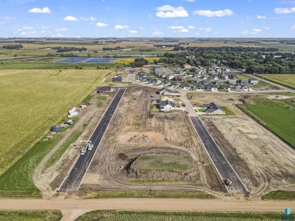 1008 Sundance St, Valley Springs, SD 57068