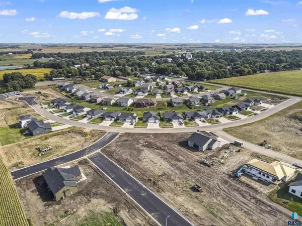 1008 Sundance St, Valley Springs, SD 57068