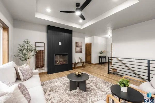 911 Sundance St, Valley Springs, SD 57068