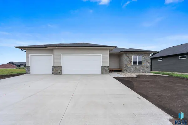 911 Sundance St, Valley Springs, SD 57068