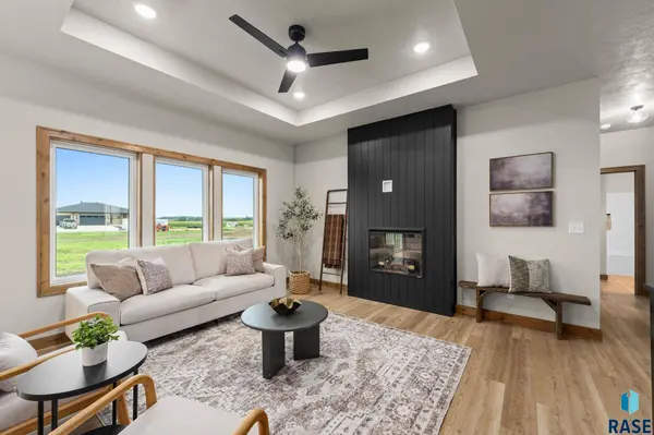 911 Sundance St, Valley Springs, SD 57068
