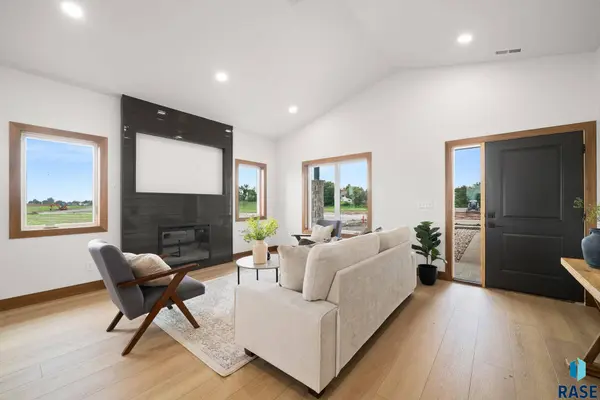 2412 S Saddle Ridge Dr, Sioux Falls, SD 57110
