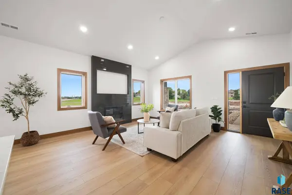 2412 S Saddle Ridge Dr, Sioux Falls, SD 57110