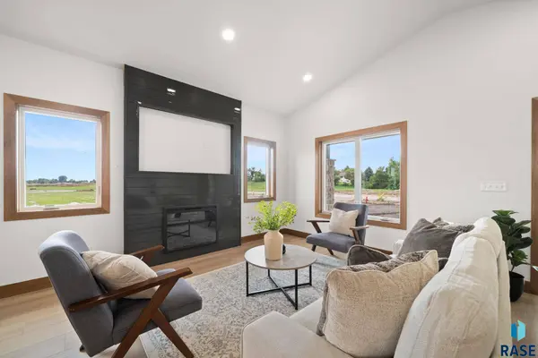 2412 S Saddle Ridge Dr, Sioux Falls, SD 57110