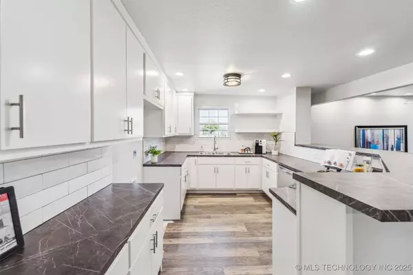 18446 E 112th ST N, Owasso, OK 74055