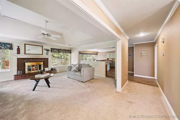 15650 S Canyon Oaks LN, Claremore, OK 74017