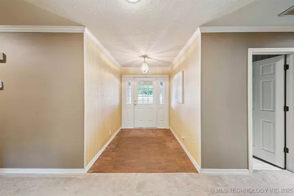 15650 S Canyon Oaks LN, Claremore, OK 74017