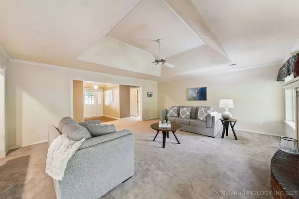 15650 S Canyon Oaks LN, Claremore, OK 74017