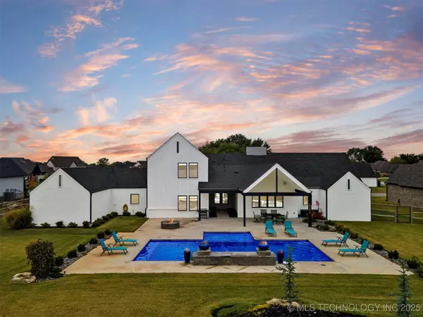 5927 N Meadows Ridge RD, Owasso, OK 74055