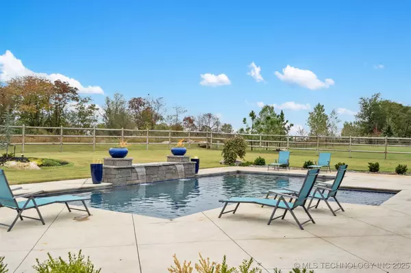 5927 N Meadows Ridge RD, Owasso, OK 74055