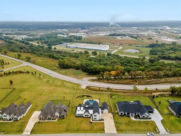 5927 N Meadows Ridge RD, Owasso, OK 74055