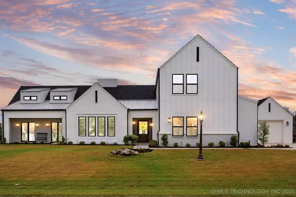 5927 N Meadows Ridge RD, Owasso, OK 74055