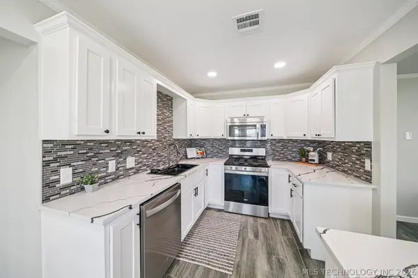 17065 Honeysuckle LN, Claremore, OK 74019
