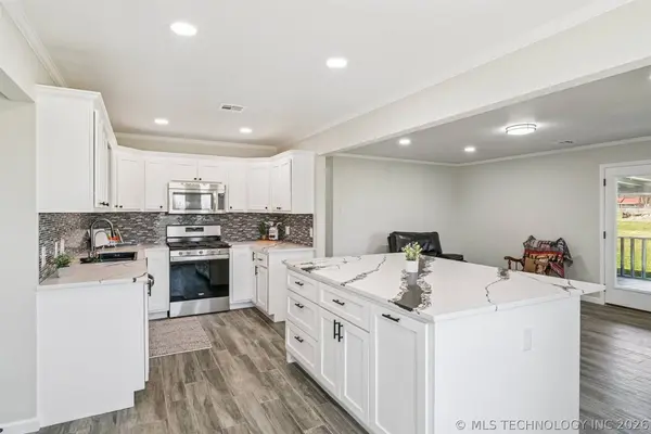 17065 Honeysuckle LN, Claremore, OK 74019