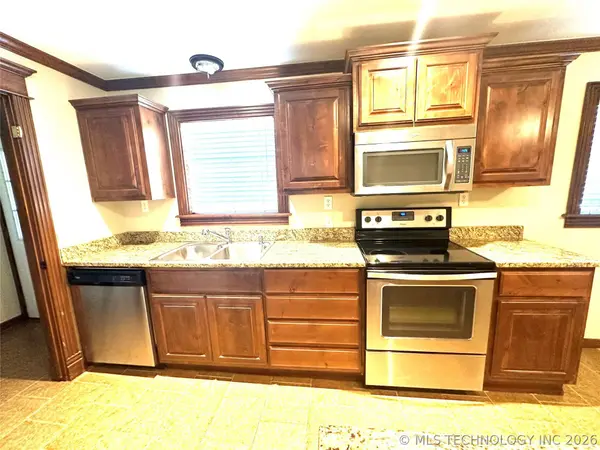 1104 S Reavis RD, Claremore, OK 74017