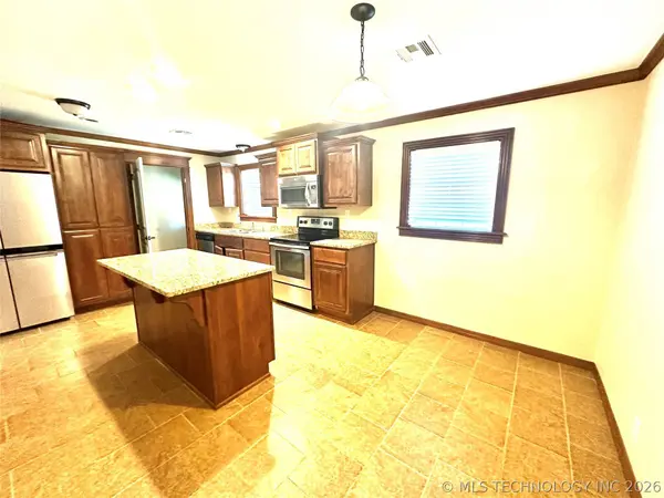 1104 S Reavis RD, Claremore, OK 74017