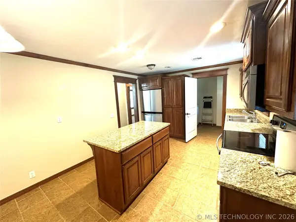 1104 S Reavis RD, Claremore, OK 74017