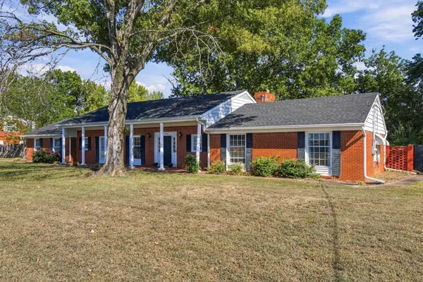 1936 Memorial DR, Claremore, OK 74017