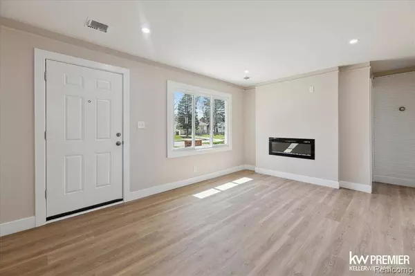 172 W Ann Arbor Avenue, Pontiac, MI 48340