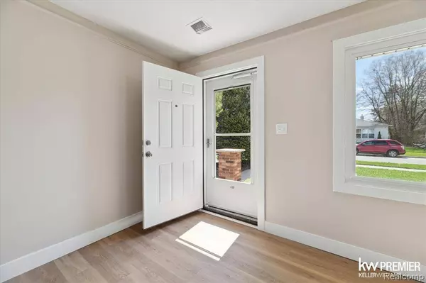 172 W Ann Arbor Avenue, Pontiac, MI 48340