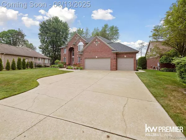 18961 Pine Lane, Macomb Twp, MI 48042