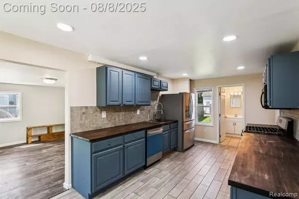 1755 South Blvd W, Troy, MI 48098