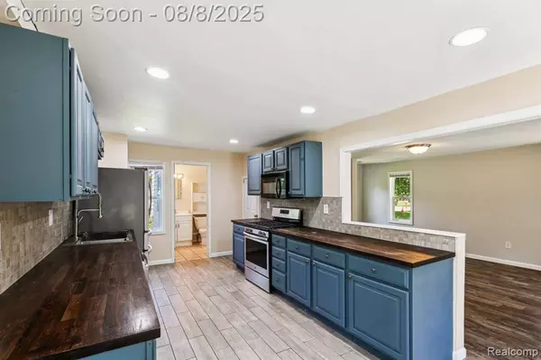 1755 South Blvd W, Troy, MI 48098