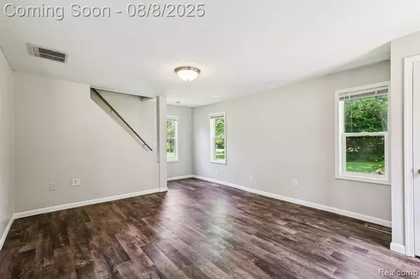 1755 South Blvd W, Troy, MI 48098