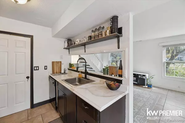 2804 Willow Court, Lake Orion Vlg, MI 48360