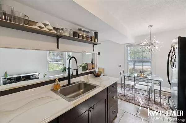 2804 Willow Court, Lake Orion Vlg, MI 48360