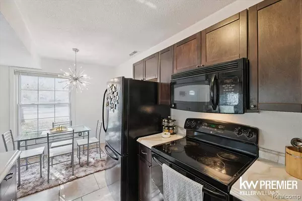 2804 Willow Court, Lake Orion Vlg, MI 48360