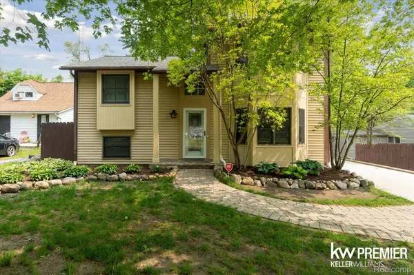 4022 Hazelett DR, Waterford, MI 48328