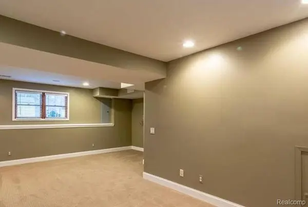 4022 Hazelett DR, Waterford, MI 48328