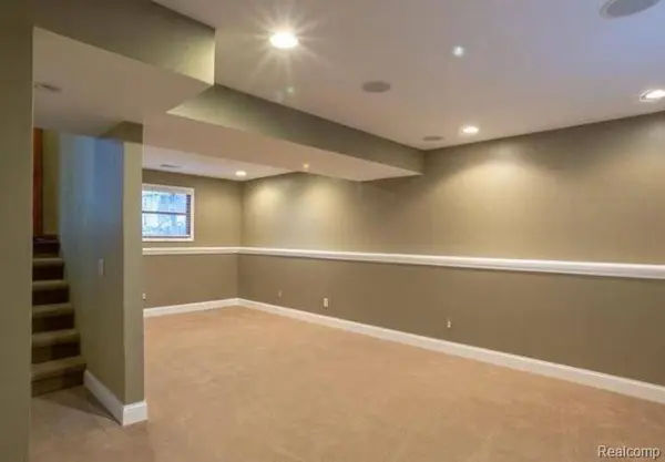 4022 Hazelett DR, Waterford, MI 48328