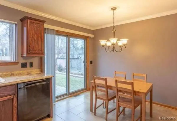 4022 Hazelett DR, Waterford, MI 48328