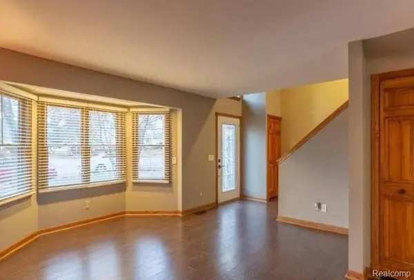 4022 Hazelett DR, Waterford, MI 48328