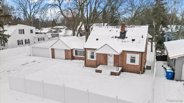 4175 Motorway DR, Waterford, MI 48328