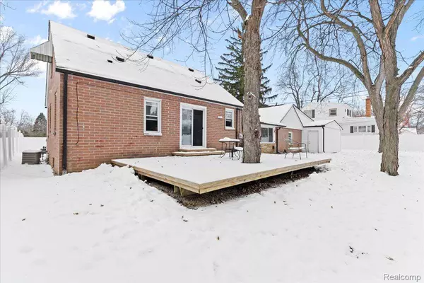 4175 Motorway DR, Waterford, MI 48328