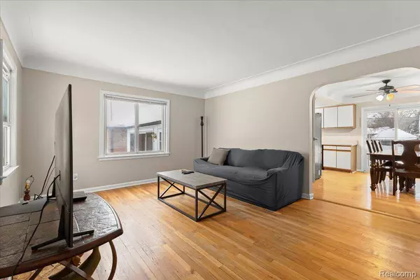 4175 Motorway DR, Waterford, MI 48328