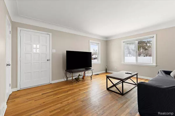 4175 Motorway DR, Waterford, MI 48328