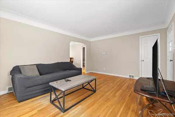 4175 Motorway DR, Waterford, MI 48328