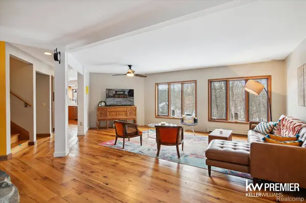 897 Annie Lang DR, Milford, MI 48381