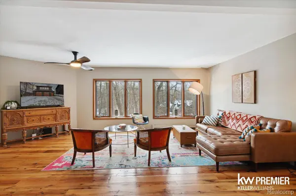 897 Annie Lang DR, Milford, MI 48381